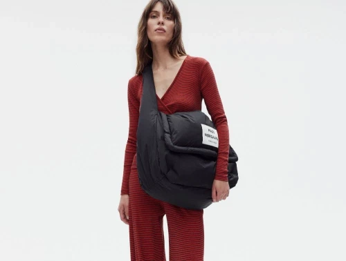 Mads Nørgaard sort puffer skuldertaske på model forfra